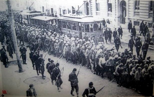 Progoni muslimana iz Beograda 1912. godine. Na slici su zarobljeni muškarci, koje odvode u zatvor.