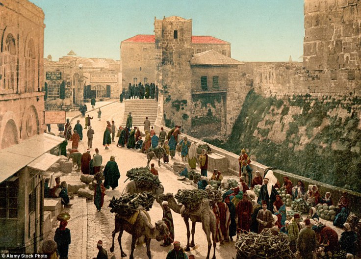 Poznata Davidova kula i ulica u Jerusalemu, gdje se vide prodavači pored puta.