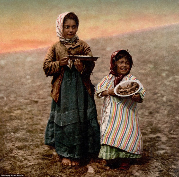 Dvoje djece iz okoline Jerusalema, u rukama drže artičoke.