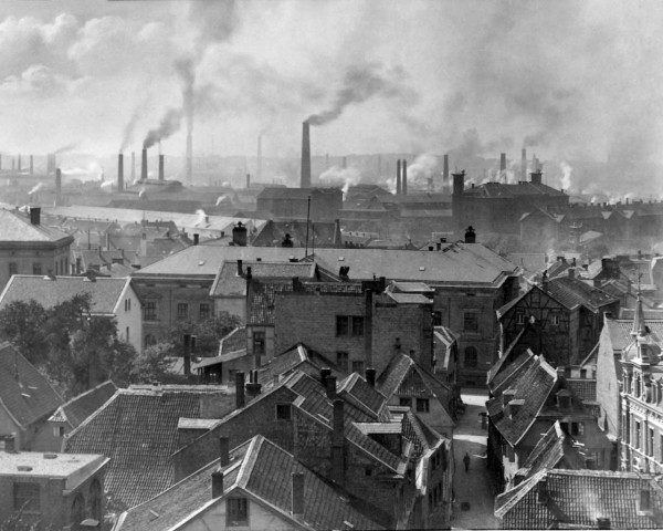 Panorama grada Esena 1890. godine. Na slici se može vidjeti koliko je bila razvijena industrija u grada. Ostatak Njemačke također je bio preplavljen dimnjacima i industrijskim postrojenjima.