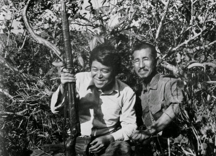 Hiro Onoda i Norio Suzuki nakon što su se upoznali na otoku Labung 1974. godine